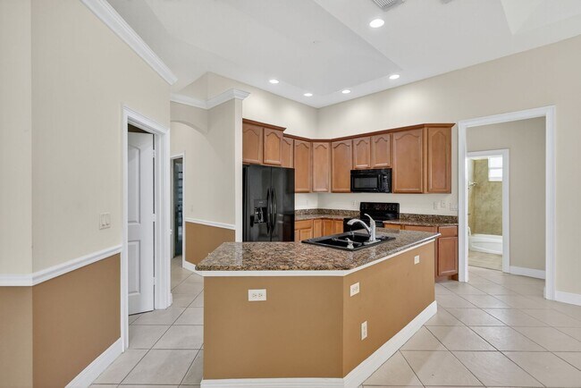 Building Photo - Large and Clean home on a corner lot. 3 Be...