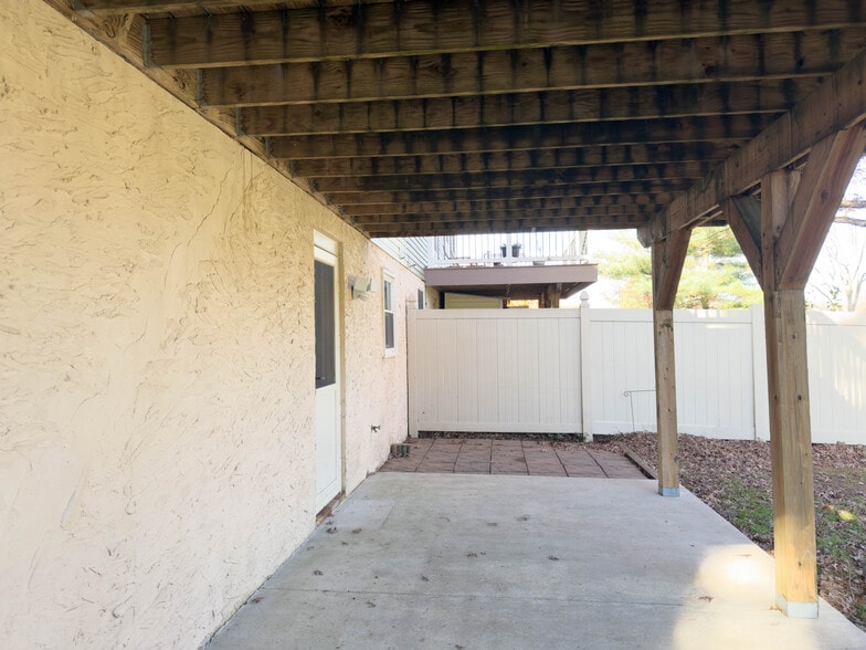 Building Photo - 2231 Donough Dr