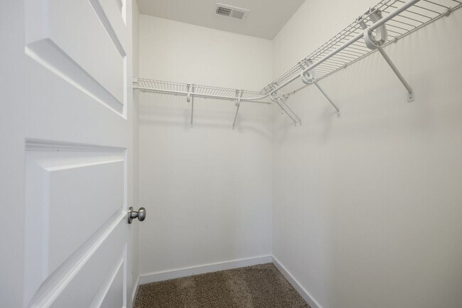 Building Photo - 3 Bedroom Corner Townhome!!! Available Early-Mid April****