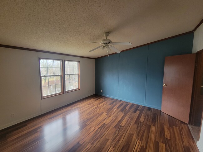 Building Photo - 427 4th St