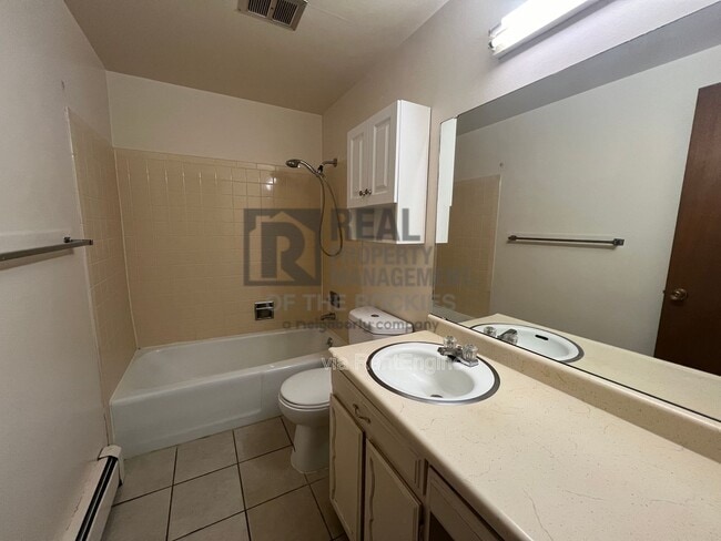 Building Photo - 1005 Robertson St