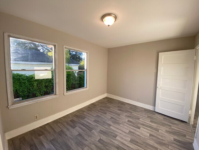 Building Photo - 1303 S Hart Ave