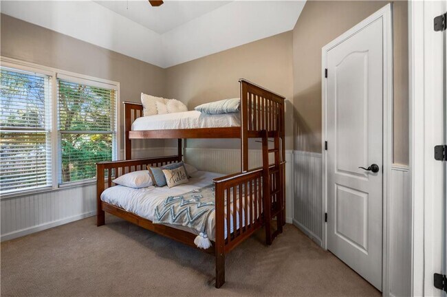 Building Photo - 3713 Lake Edge Dr