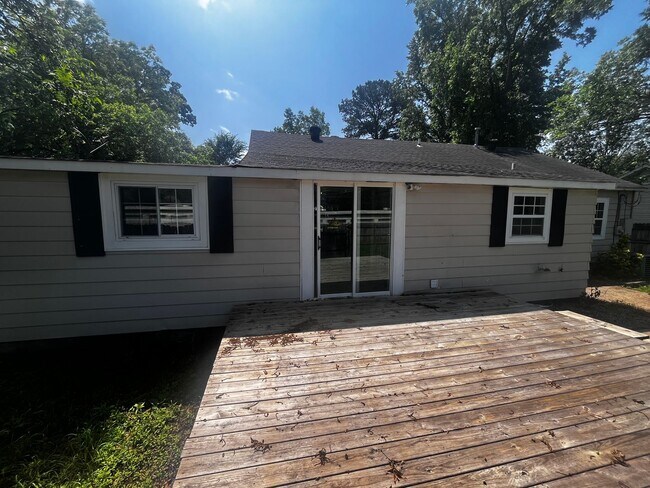 Building Photo - Freshly updated home with privacy fence in...