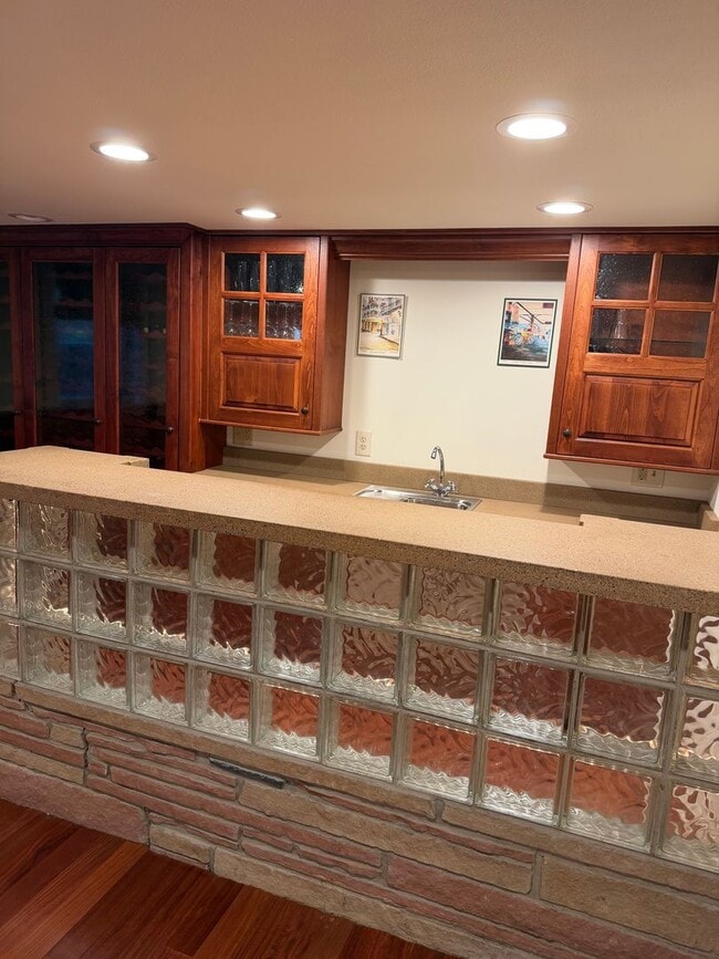 Building Photo - 916 Poly Dr