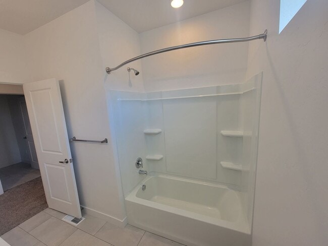 Building Photo - GORGEOUS Spacious Town Home
