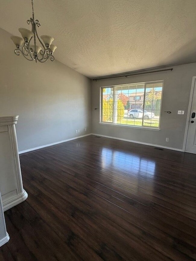 Building Photo - WELCOME TO YOUR NEW HOME! Large fenced yard. minutes from the Spokane River and Centennial Trail!...