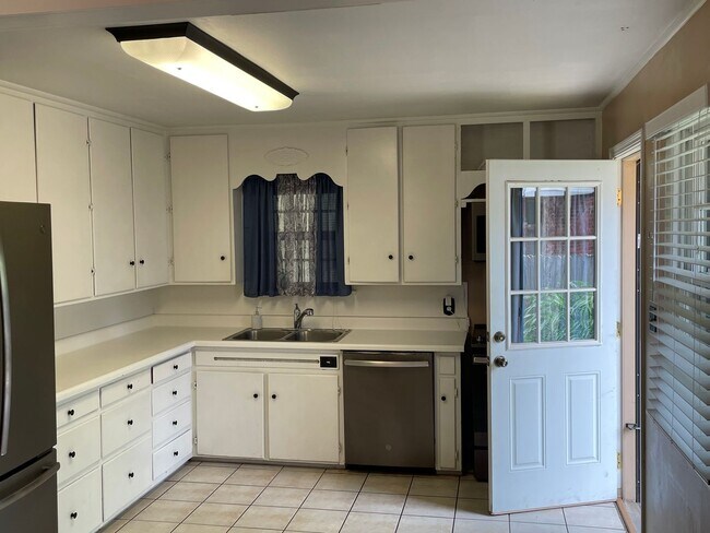 Building Photo - 4 bed 2 bath 2 car, Great Character and st...