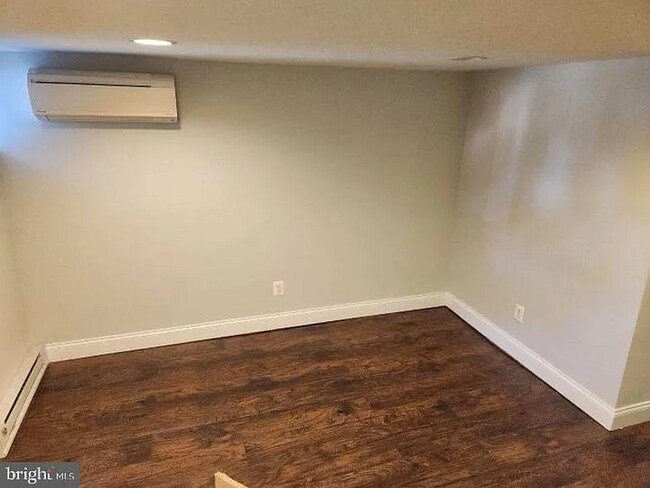 Building Photo - Gorgeous end-unit row home available for r...