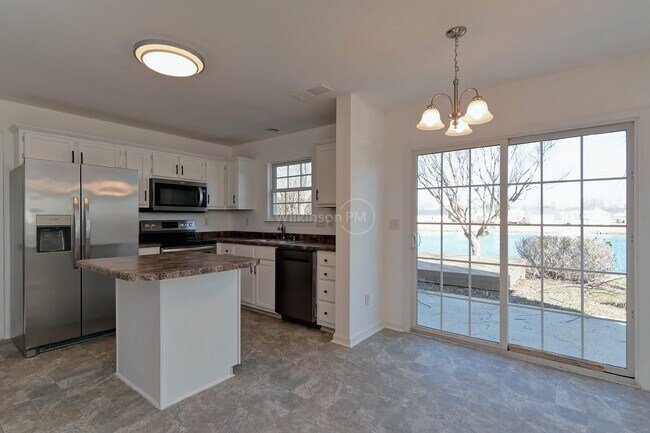 Building Photo - Beautiful 4 Bedroom 2.5 Bathroom Home with...