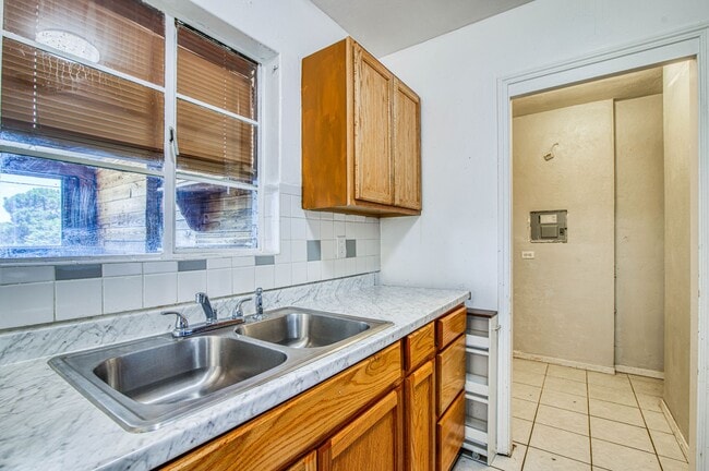 Building Photo - Beautiful 3 bed-1 bath house