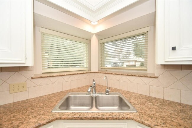 Building Photo - 7614 Club Lake Dr