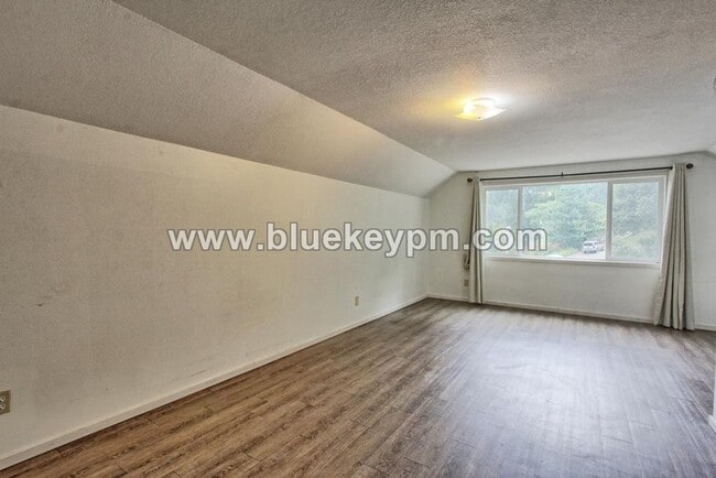 Building Photo - 5 Bedrooms, 2.5 Bathrooms Home in Oregon City