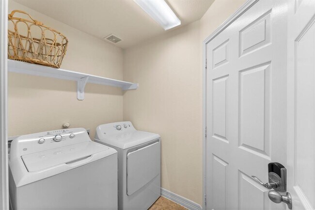 Building Photo - 28518 Lockeridge Farms Dr