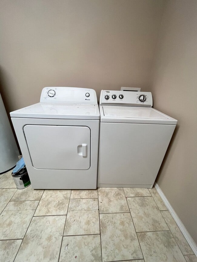 Building Photo - 2 Bedroom Twinhome For Rent in Lennox, SD!!