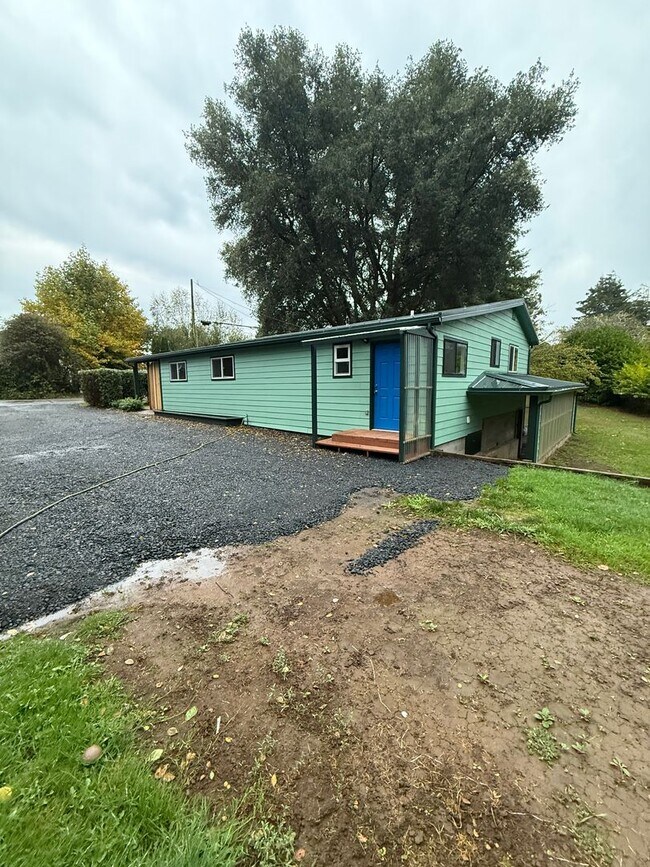 Building Photo - Newly Updated! 3 Bed/2 Bath House on a Lar...