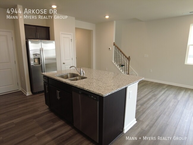 Building Photo - 4944 Arkose Dr