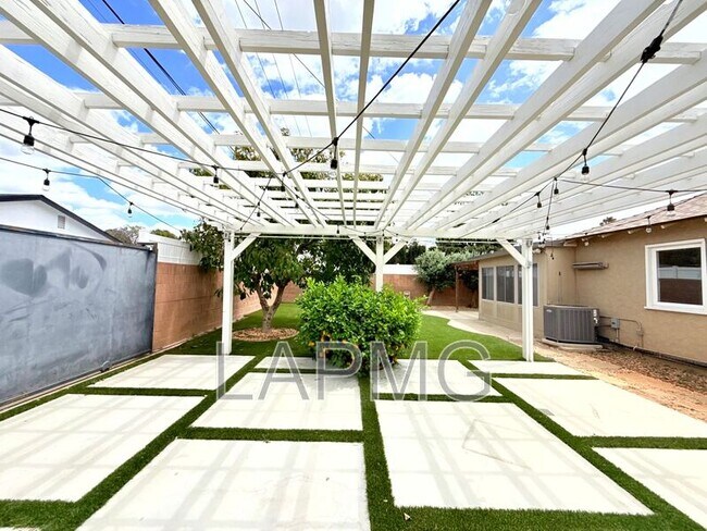 Building Photo - 16457 Gledhill St