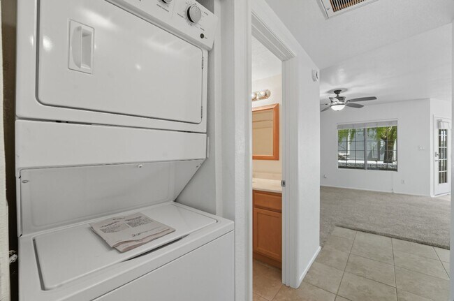 Building Photo - Spacious 3 Bed/2 Bath Home in Lush Crestvi...