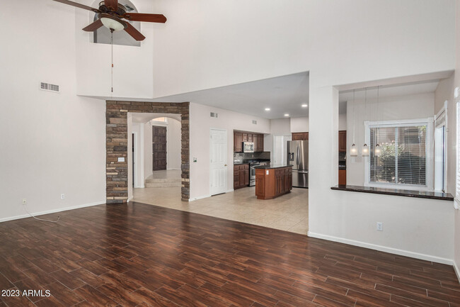 Building Photo - 1638 E Glenhaven Dr