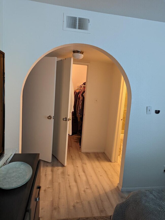 Building Photo - 306 E Ludlow Dr