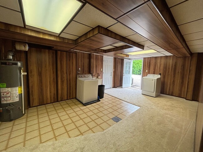 Building Photo - Home in Upper St. Clair!