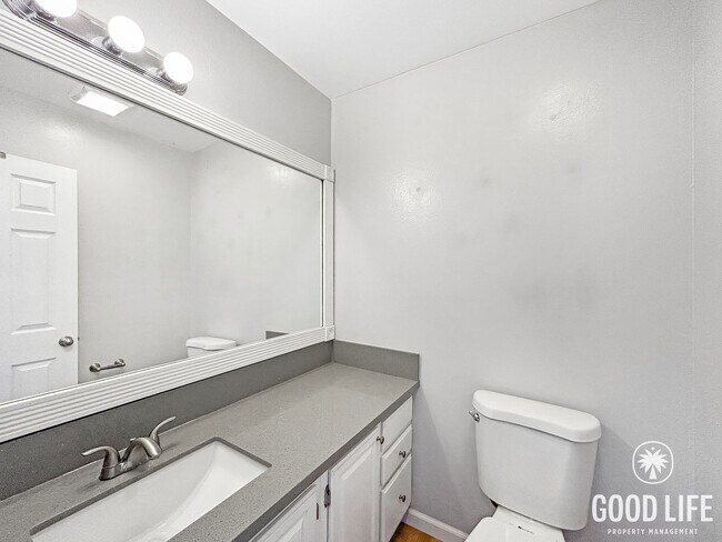 Building Photo - Spacious 2B/1.5BA Condo in Bay Park! Reserved Parking, Balcony, Fireplace Display & Pool!