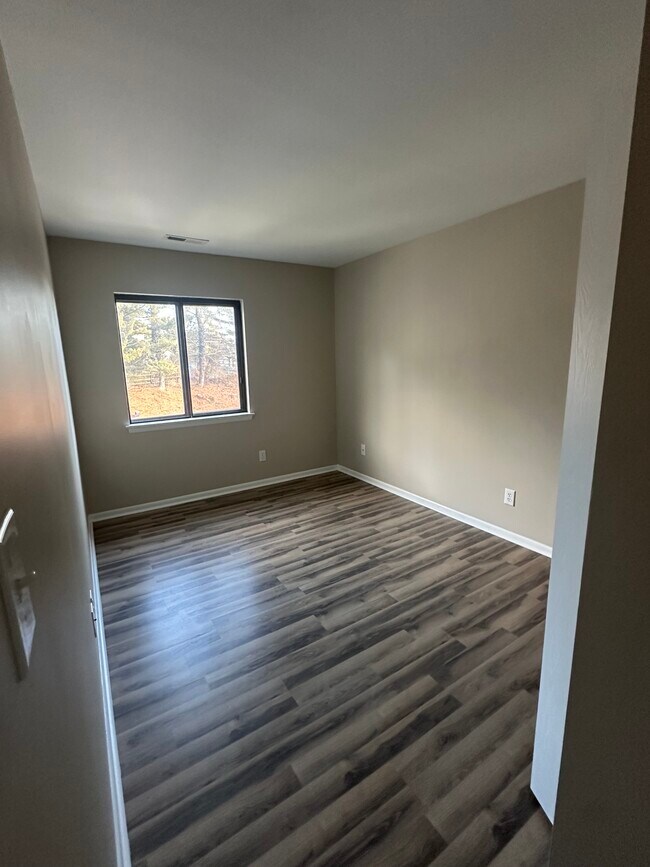 Building Photo - 42 Maple St