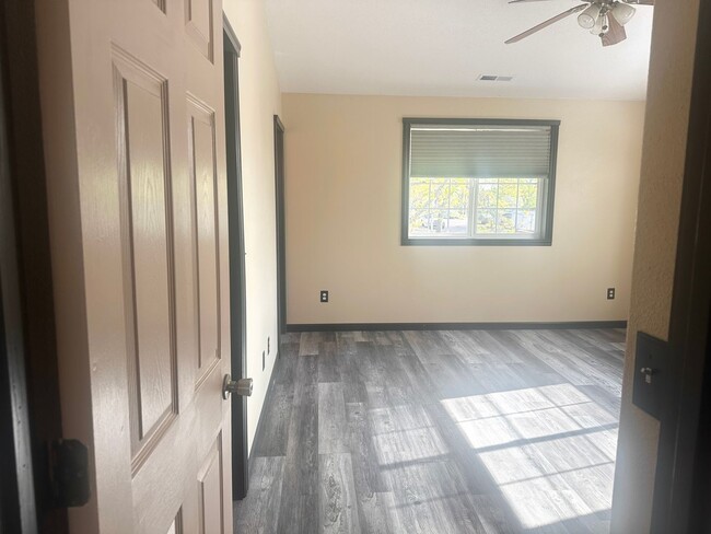 Building Photo - 4-bedroom 2.5 Bath McMinnville OR 97128