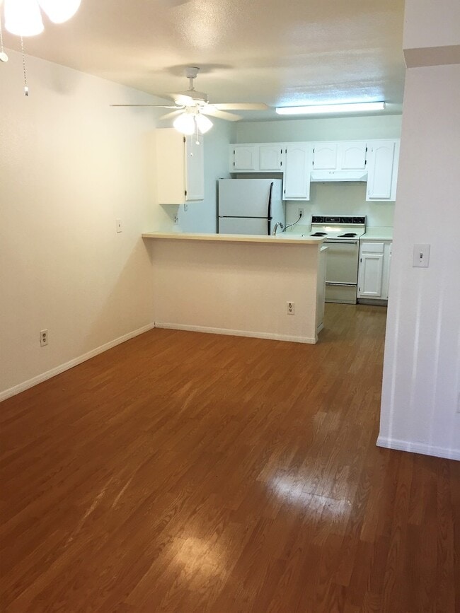 Building Photo - **COMFORTABLE 2br/2ba TOWNHOME (GILBERT & ...