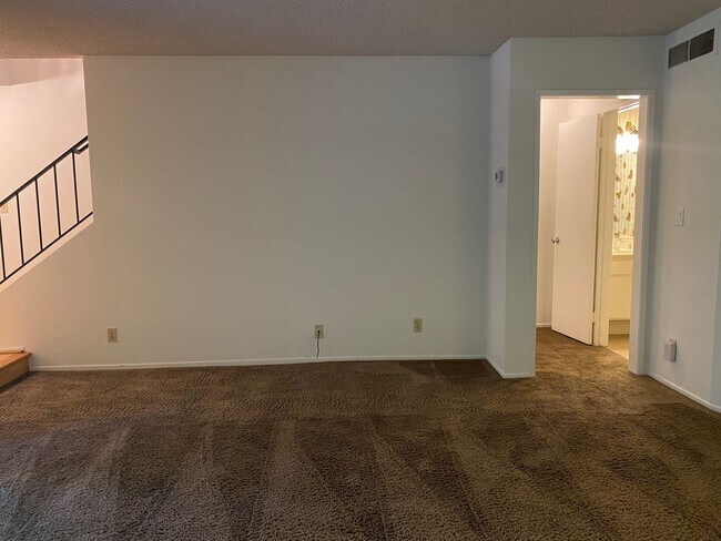 Building Photo - 2 Bedroom TownHome