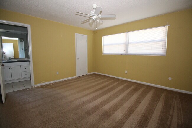 Building Photo - Clearwater home