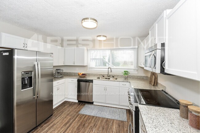 Building Photo - 422 Raintree Dr