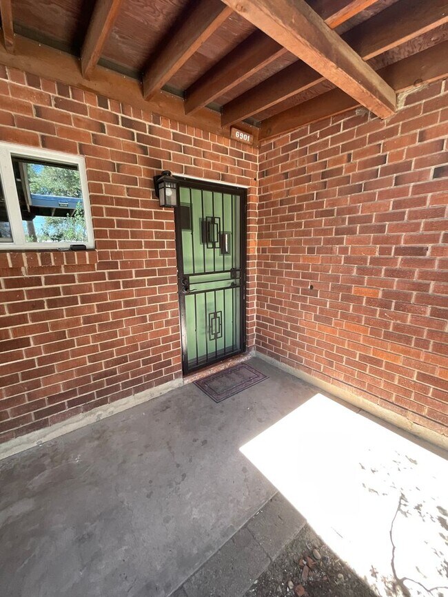 Building Photo - Eastside home with privacy on cul-de-sac