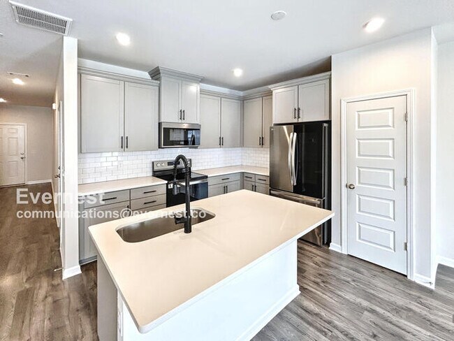 Building Photo - 3-Bed/ 2.5-Bath Townhouse/ Available Soon!