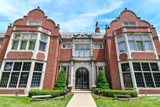 Building Photo - 3316 N Lake Dr