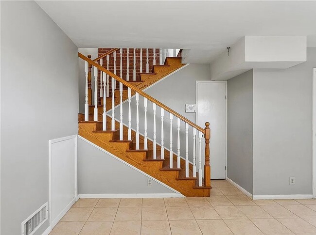 Building Photo - Gorgeous 3 bd 2 ba + Den Single Family hom...