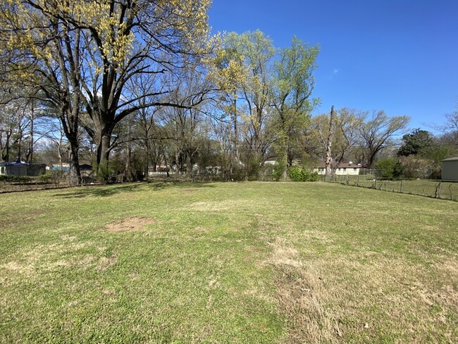 Building Photo - 1064 E Shelby Dr Memphis, TN 38116