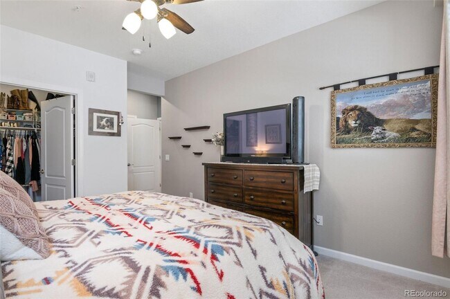 Building Photo - Like new gorgeous ground level Condo with Detached Garage and open floor plan.