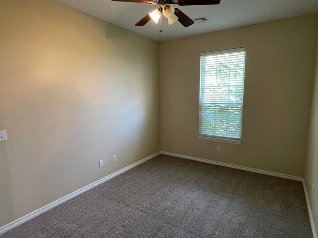 Building Photo - 3 Bed, 2 Bath in Surrey Hills of Yukon