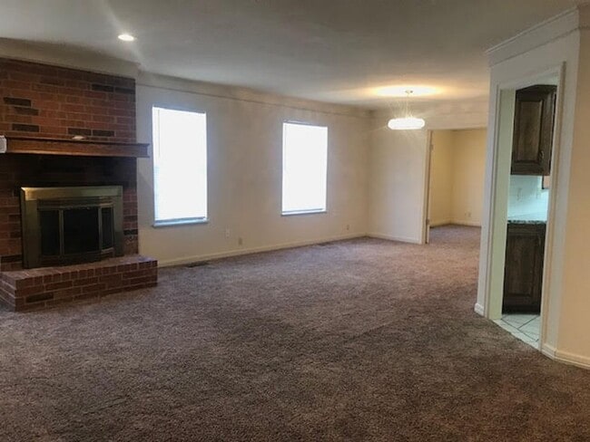 Building Photo - 2 Masters - Lawn Care Provided  - 3 bds/3 baths