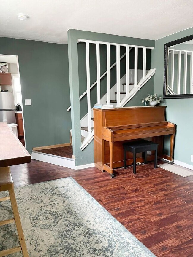Building Photo - Charming & Cozy 3BR Home with Modern Touches in Quiet Des Moines Neighborhood