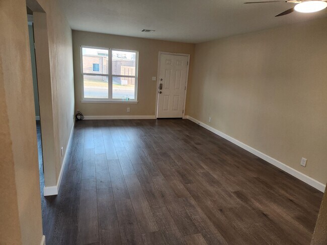 Living Room - 815 Sun Valley Dr