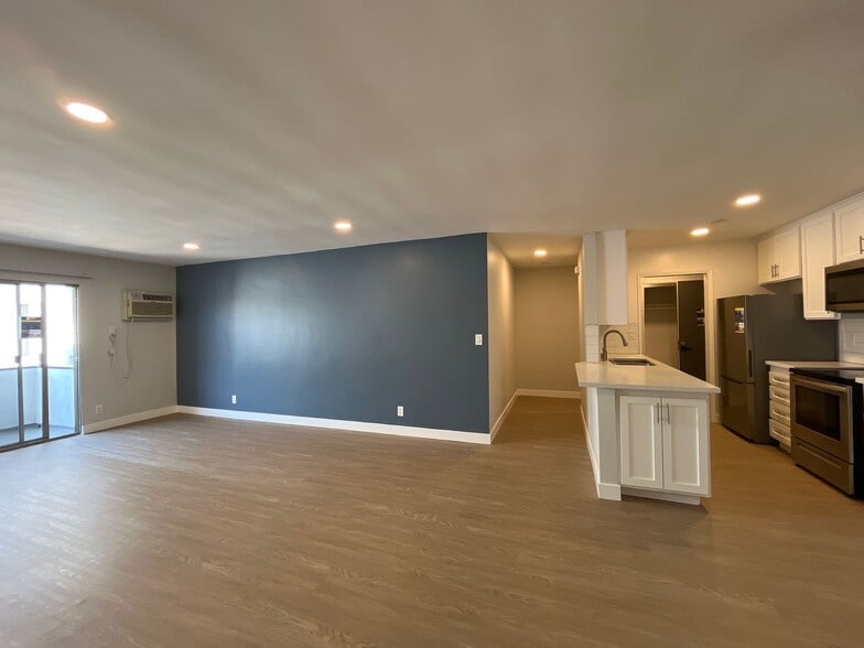 Interior Photo - 1635 North Martel Avenue