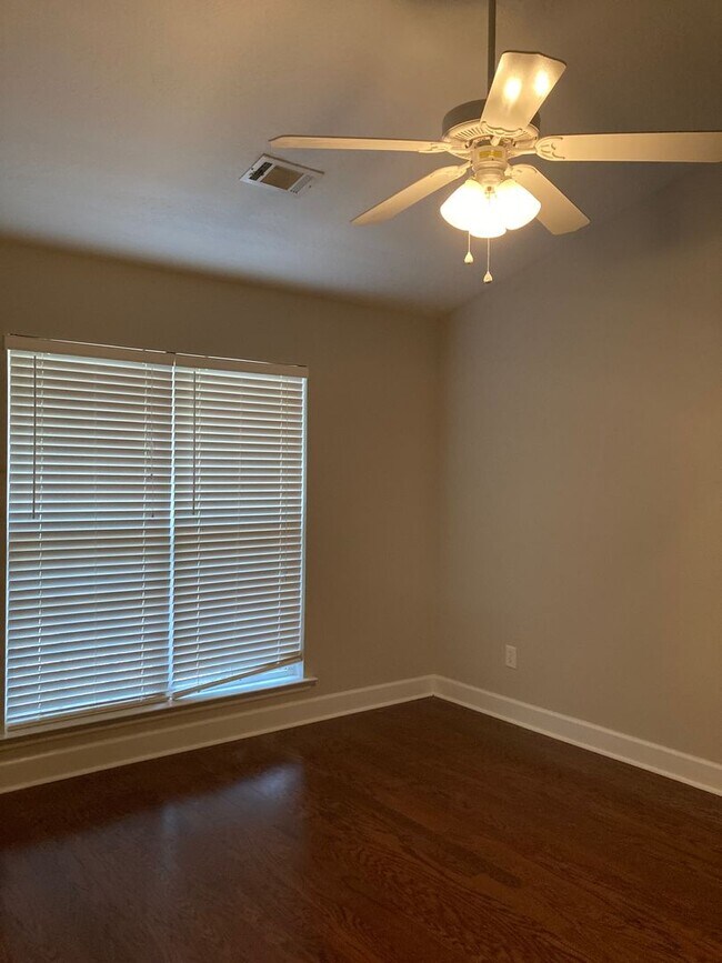 Building Photo - 3 Bed/3 Bath Townhome with Screened in Por...