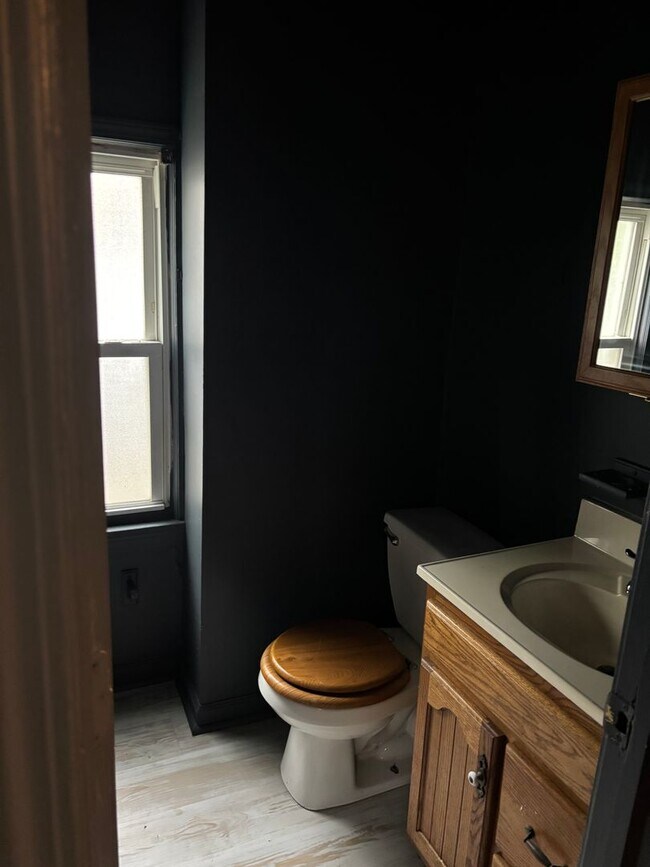 Building Photo - Section 8 Accepted, Cozy 3BR 1BA Home