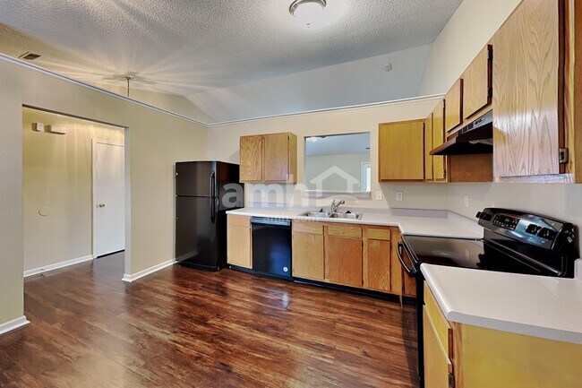 Building Photo - 2265 Lakecrest Dr