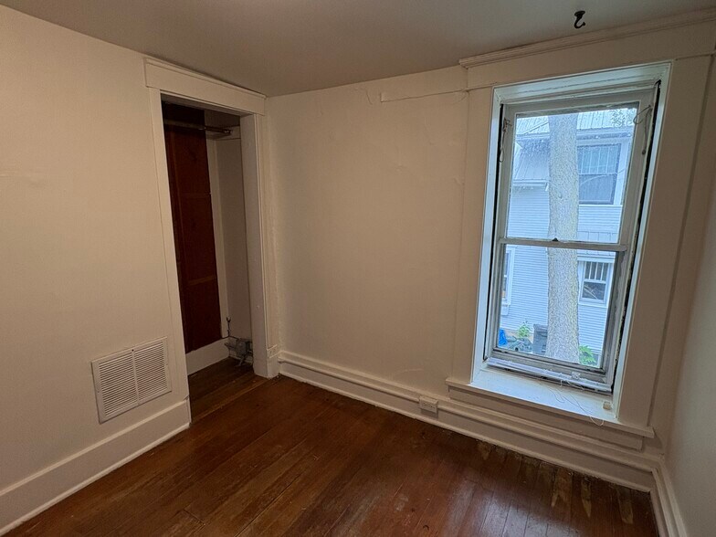 Building Photo - 228 E Bloomington St