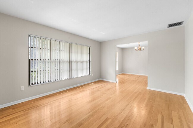 Building Photo - Spacious Pool Home in Desirable NW Gainesville