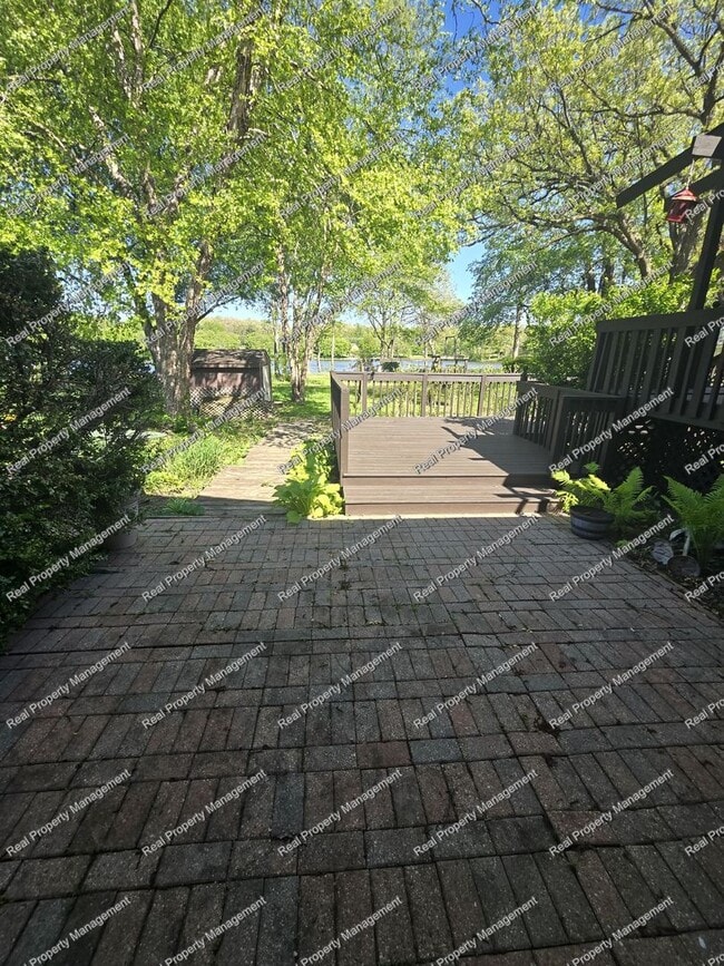 Building Photo - Three Bedroom Tri-Level in LOFS